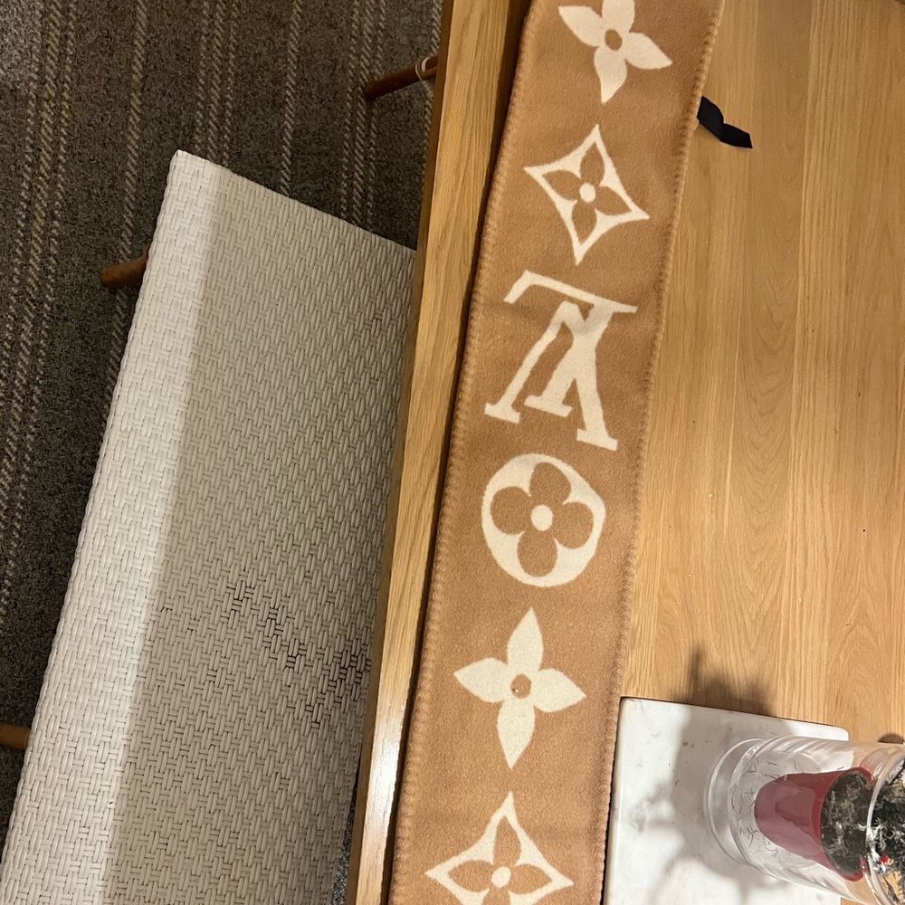 Louis Vuitton 100% cashmere tan and white reversible long scarf